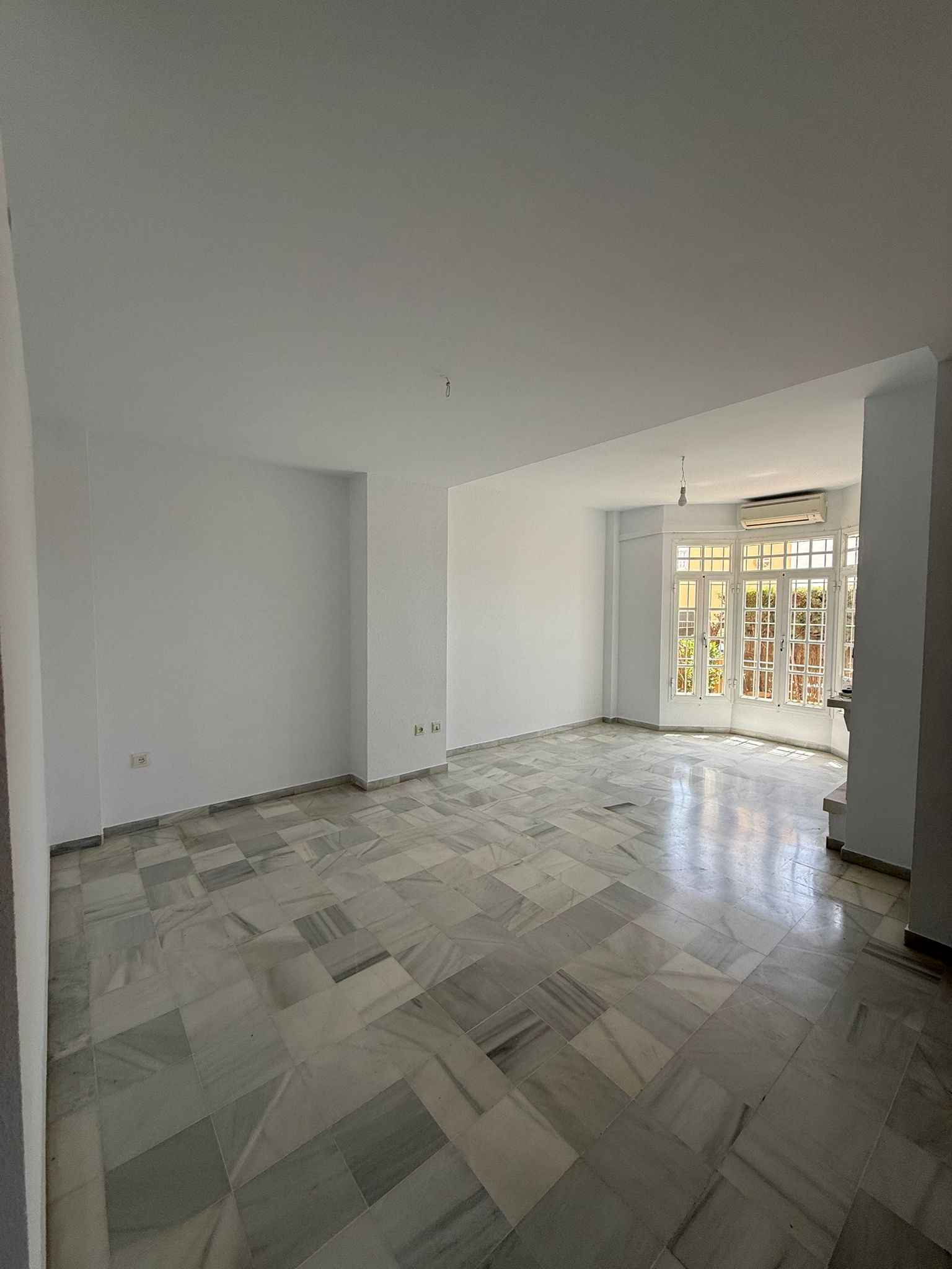 Salón comedor con chimenea chalet en venta Sanlúcar de Barrameda