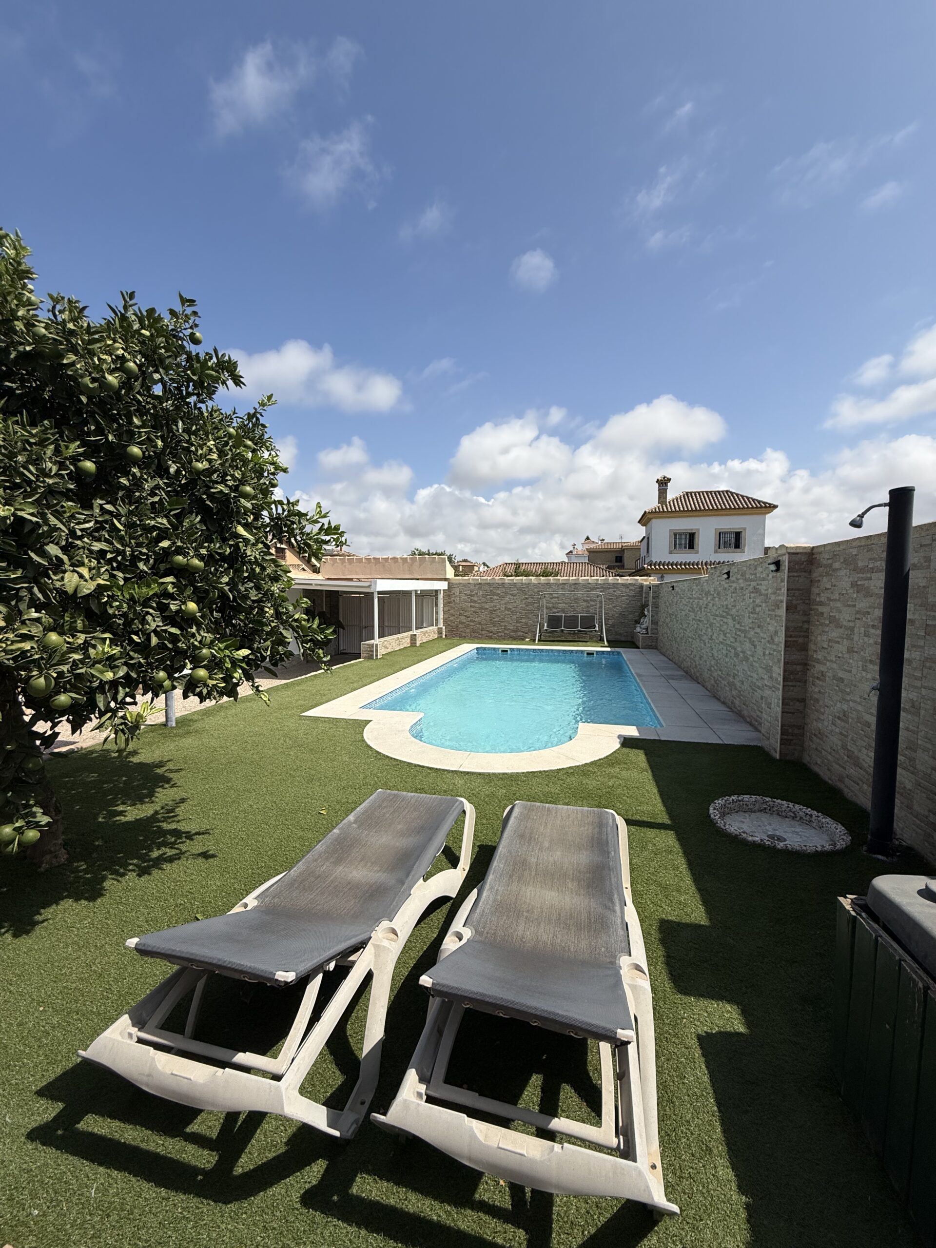 Jardín con piscina y tumbonas chalet Urb. Bella Bahía El Puerto de Santa María