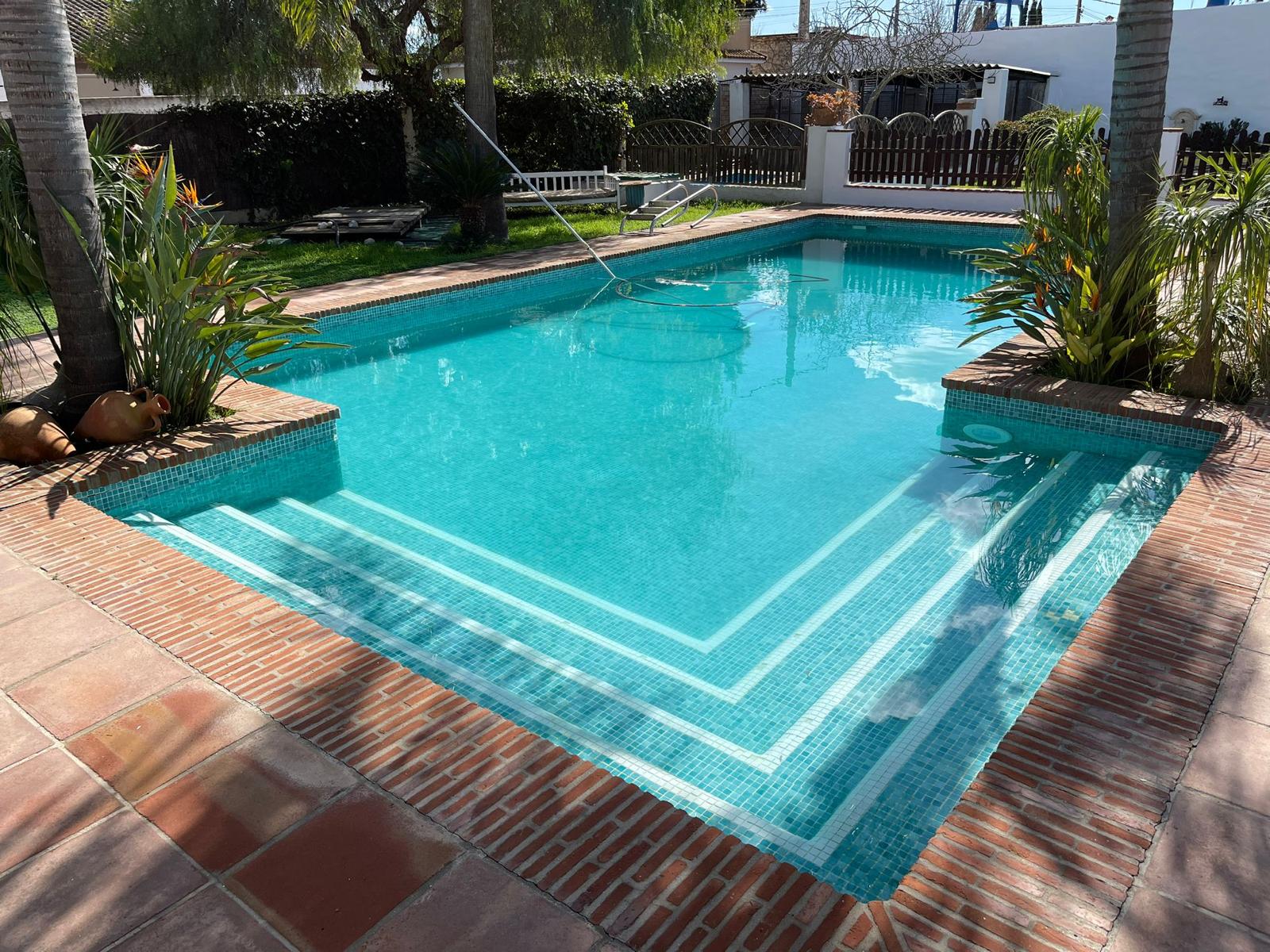 Piscina privada iluminada finca El Puerto de Santa María